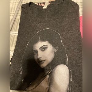 Kylie shirt size small